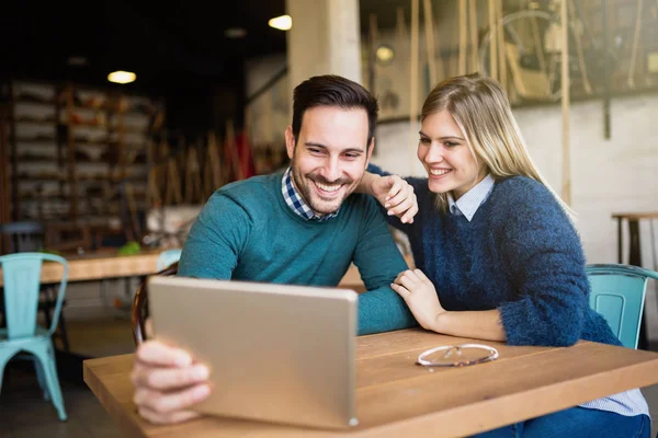 Paret tar selfie i restaurang — Stockfoto