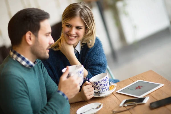 Pareja feliz enamorada citas —  Fotos de Stock