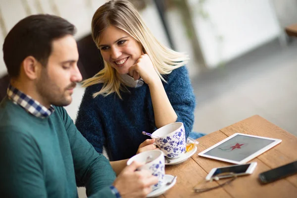 Gelukkige paar in het dateren van de liefde — Stockfoto