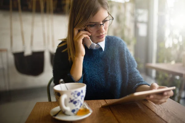 Femme d'affaires occupée à boire du café — Photo