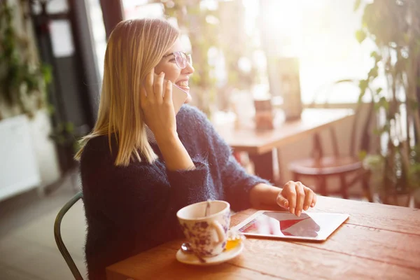 Geschäftige Geschäftsfrau trinkt Kaffee — Stockfoto