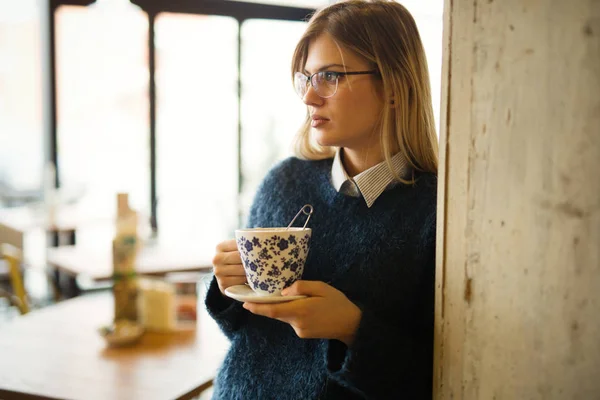 Atractiva mujer bebiendo café — Foto de Stock