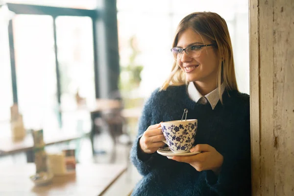 Atractiva mujer bebiendo café — Foto de Stock