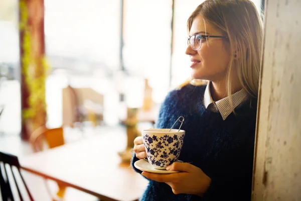 Atractiva mujer bebiendo café —  Fotos de Stock