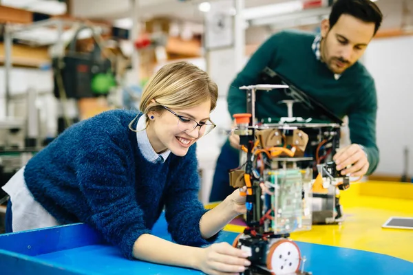 Student der Ingenieurwissenschaften und Robotik — Stockfoto