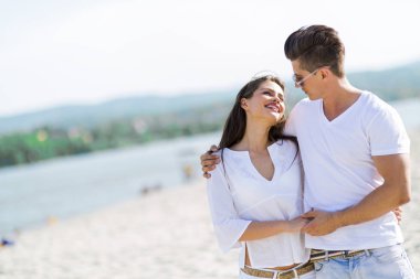 Romantik çift el ele tutuşuyor.