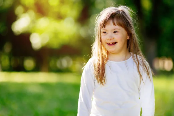 Beutiful criança feliz sorrindo ao ar livre — Fotografia de Stock