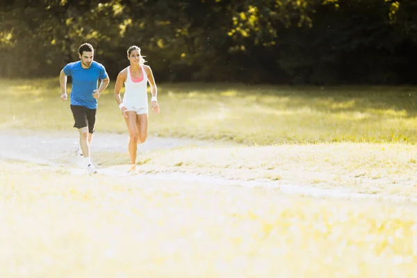 Jonge mensen lopen in de natuur — Stockfoto