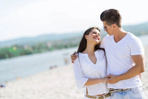 Pareja romántica cogida de la mano —  Fotos de Stock