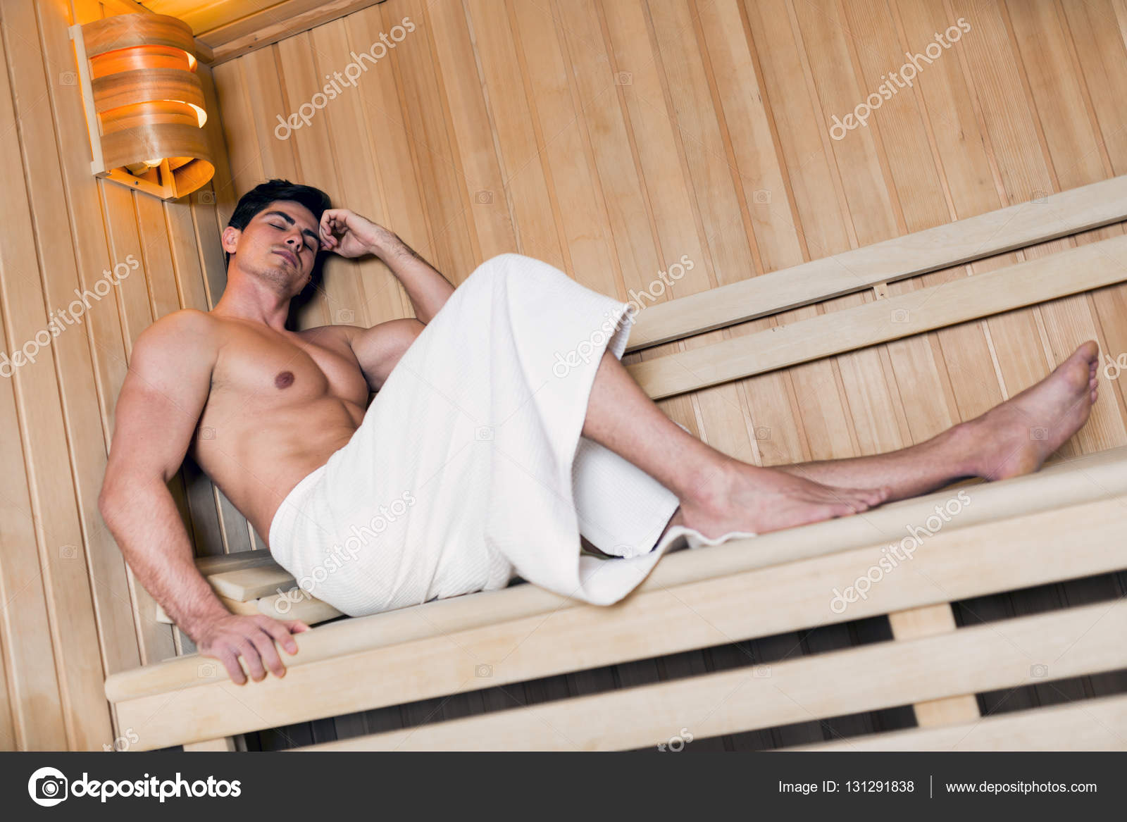 Парни в сауне. Пацаны в бане. Красивые парни в бане. Мужчины в финской сауне. Мужская баня.