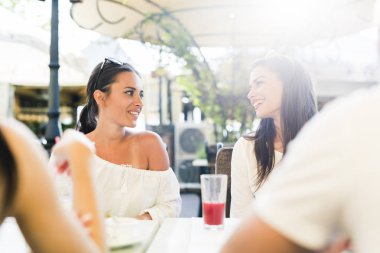 Öğle yemeği molası sırasında konuşan kızlar