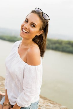 Açık havada poz güzel bir genç kadının portresi