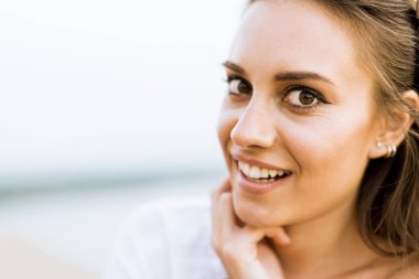 Açık havada poz güzel bir genç kadının portresi