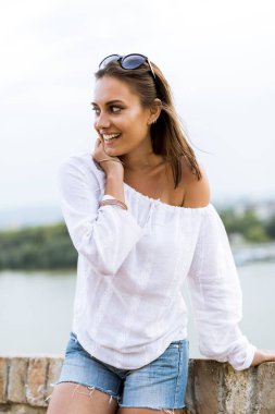 Açık havada poz güzel bir genç kadının portresi