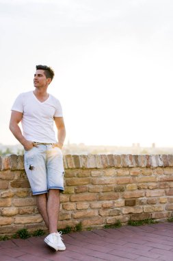 Yakışıklı genç adam. 