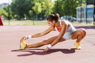 atletik güzel genç kadın 