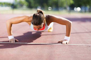 atletik güzel genç kadın 