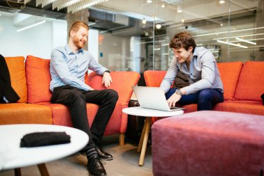 İş arkadaşları molası sırasında söz