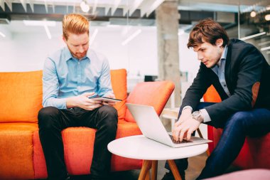 Dinlenme molası sırasında iş arkadaşları