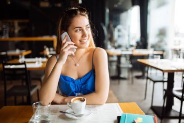 güzel bir kadın telefonla konuşuyor