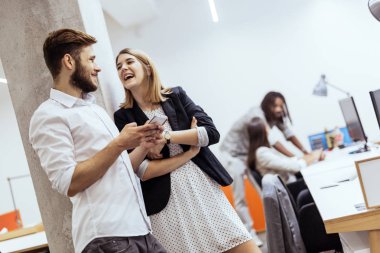 Arkadaşları telefonları kullanarak Office