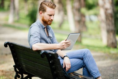 İşadamı doğada tablet kullanma