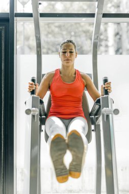 Abs bir spor salonunda çalışan genç kadın