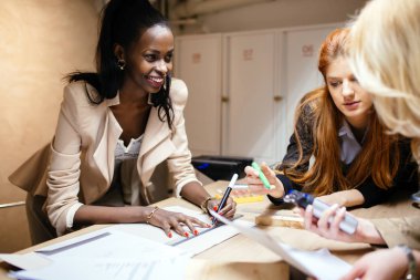 Projede çalışan yaratıcı kadınlar