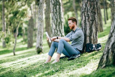 Yakışıklı öğrenci doğada okuma
