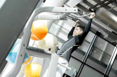 Yakışıklı delikanlı bir spor salonunda egzersiz