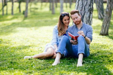 Güzel çift birlikte sınav için eğitim