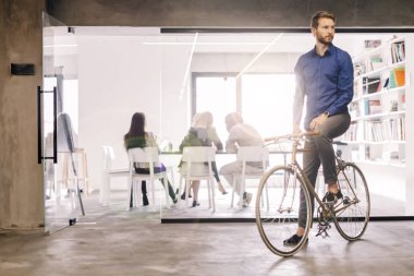 Bisiklet süren bir iş adamı