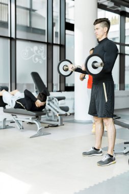 Eğitim bir spor salonunda genç adam