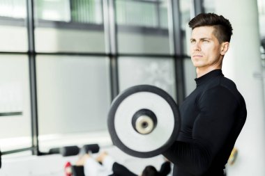 Eğitim bir spor salonunda genç adam