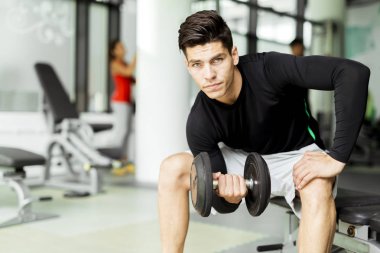 Eğitim bir spor salonunda genç adam