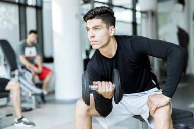 Eğitim bir spor salonunda genç adam