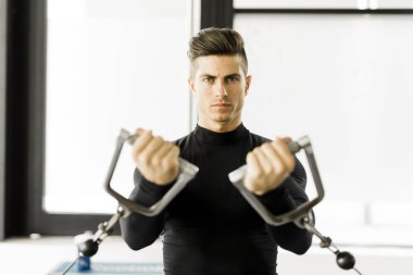 Eğitim bir spor salonunda genç adam