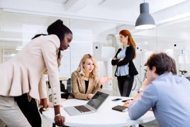 İş adamları yuvarlak masa toplantısı