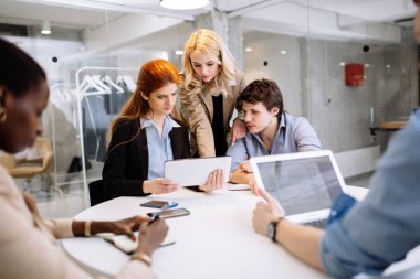 Ofiste çalışan bir grup iş adamı