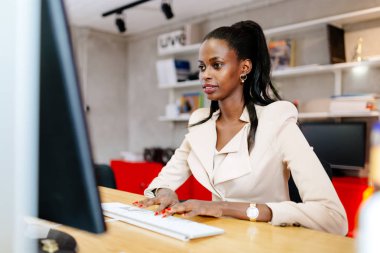 Siyah işkadını bilgisayar kullanarak