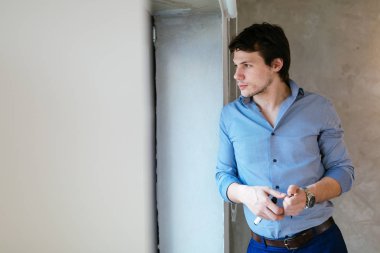 Yakışıklı iş adamının portresi.