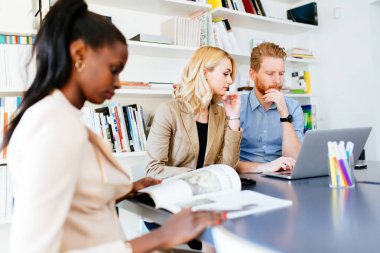 Çok ırklı insanlar çalışma