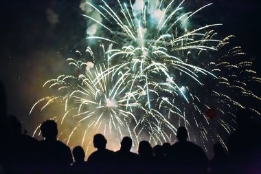 Kalabalık foreworks izliyor