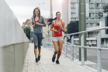 Açık havada çalışan aktif kadın joggers