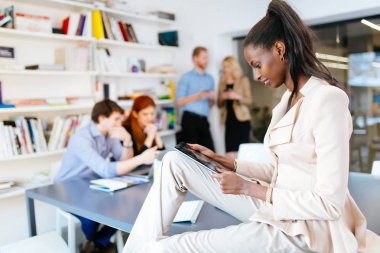 İşkadını holding tablet Office
