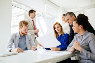 insanlar gelecek planları tartışıyor