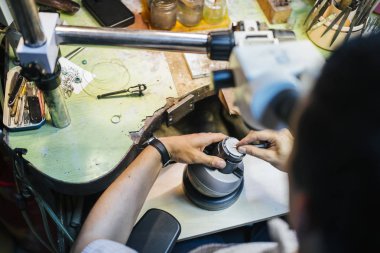 Optik aygıtla birlikte çalışan kuyumcu