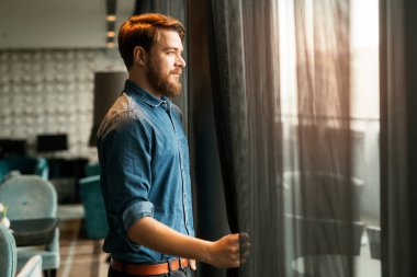 Yakışıklı adam Cityscape arıyorsunuz