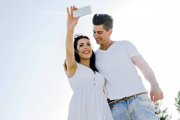 여름 날에는 selfie를 복용 하는 아름 다운 젊은 부부 — 스톡 사진
