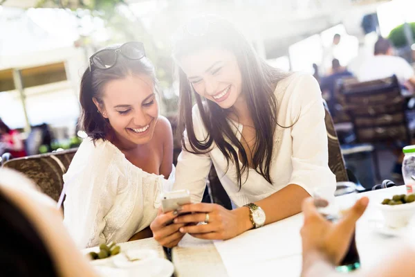 Belle donne che ridono — Foto Stock